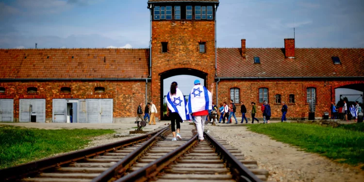 Israel y Polonia llegan a un acuerdo para reanudar los viajes escolares sobre el Holocausto tras 3 años de interrupción