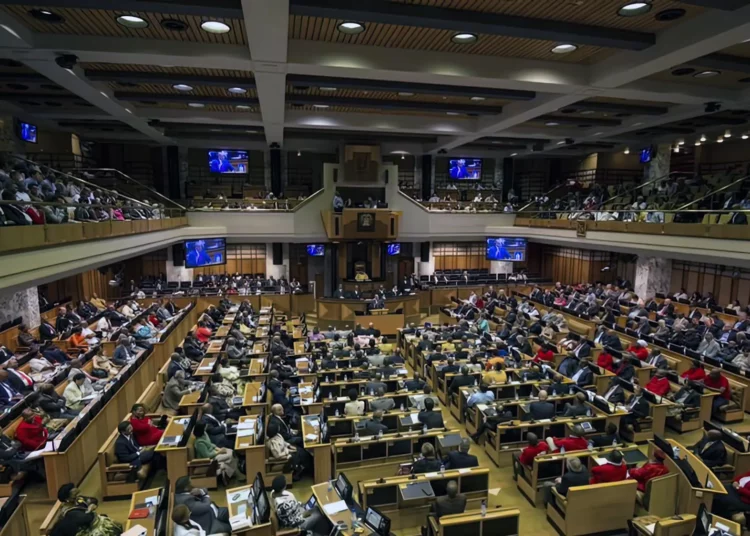 El parlamento de Sudáfrica aprueba rebajar los lazos con Israel