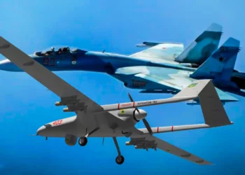 Su-27 ruso se enfrenta a un Bayraktar TB2 en el cielo ucraniano
