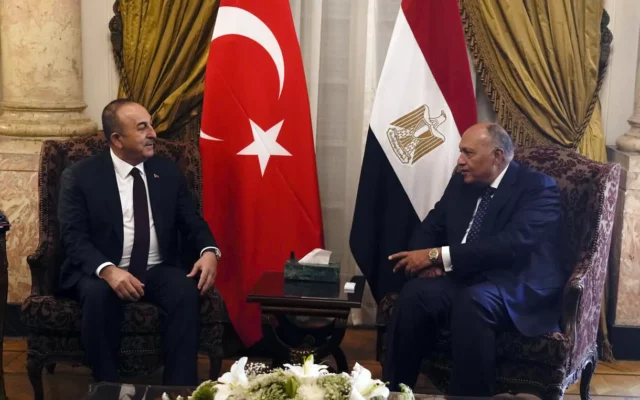 El principal diplomático de Turquía visita El Cairo en un esfuerzo por reparar los lazos después de años de tensiones