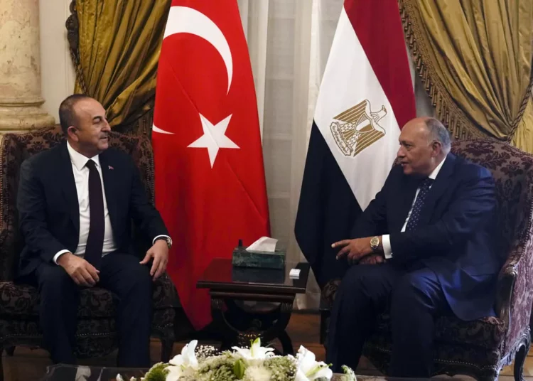 El principal diplomático de Turquía visita El Cairo en un esfuerzo por reparar los lazos después de años de tensiones
