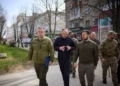 Zelenski visita la región de Kherson y promete restaurarlo todo tras la invasión rusa