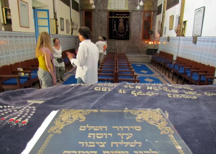 Arqueólogos hallan antigüedades judías y textos hebreos en una sinagoga marroquí