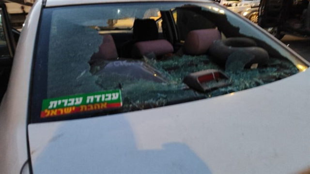 Violencia en Huwara: decenas de islamistas árabes apedrean a judíos dentro de un auto