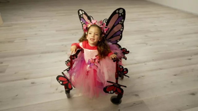 Diseñadores israelíes desarrollan disfraces de Purim para niños con problemas de movilidad