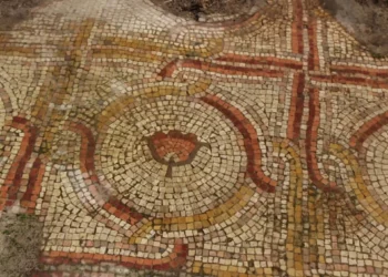 Arqueólogos hallan un mosaico de época romana en la Ruta Nacional de Israel