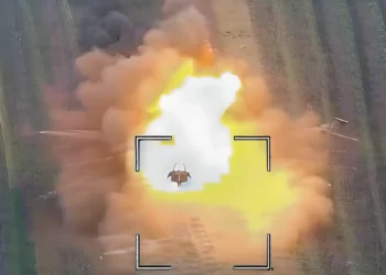 “El depredador del cielo”: Dron ruso destruye implacablemente un tanque T-72 en Ucrania