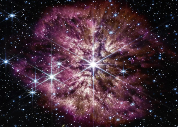 Estrella moribunda capturada por el telescopio Webb