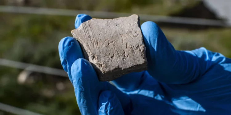 Excursionista israelí descubre un antiguo recibo de 2.500 años de antigüedad