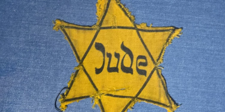 La estrella amarilla de época nazi forma parte de una larga historia de obligar a los judíos a identificarse
