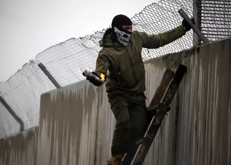 Soldados de Israel matan a islamista palestino adolescente que intentó quemarlos