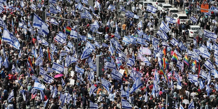 Manifestantes de izquierda bloquean el acceso al aeropuerto Ben Gurion en protesta por la reforma judicial