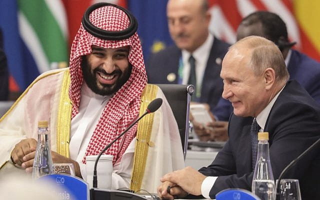 El presidente de Rusia, Vladímir Putin (d), y el príncipe heredero de Arabia Saudí, Mohamed bin Salmán, asisten a la Cumbre de Líderes del G20 en Buenos Aires, el 30 de noviembre de 2018. (ludovic Marin/AFP)