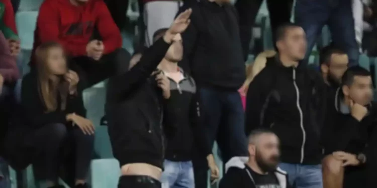 Alumnos de una escuela de Estambul realizan el saludo nazi en un partido de fútbol contra una escuela judía