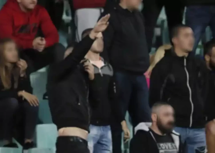 Alumnos de una escuela de Estambul realizan el saludo nazi en un partido de fútbol contra una escuela judía