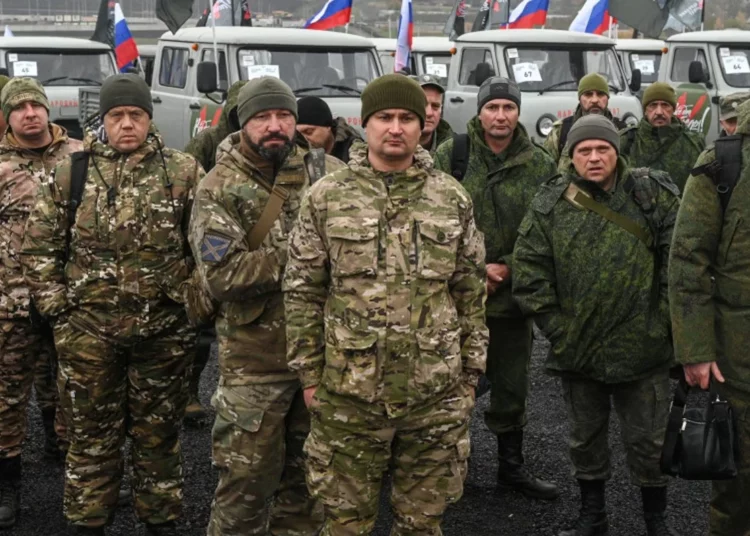Los rusos se ven obligados a luchar con palas en medio de la escasez de municiones