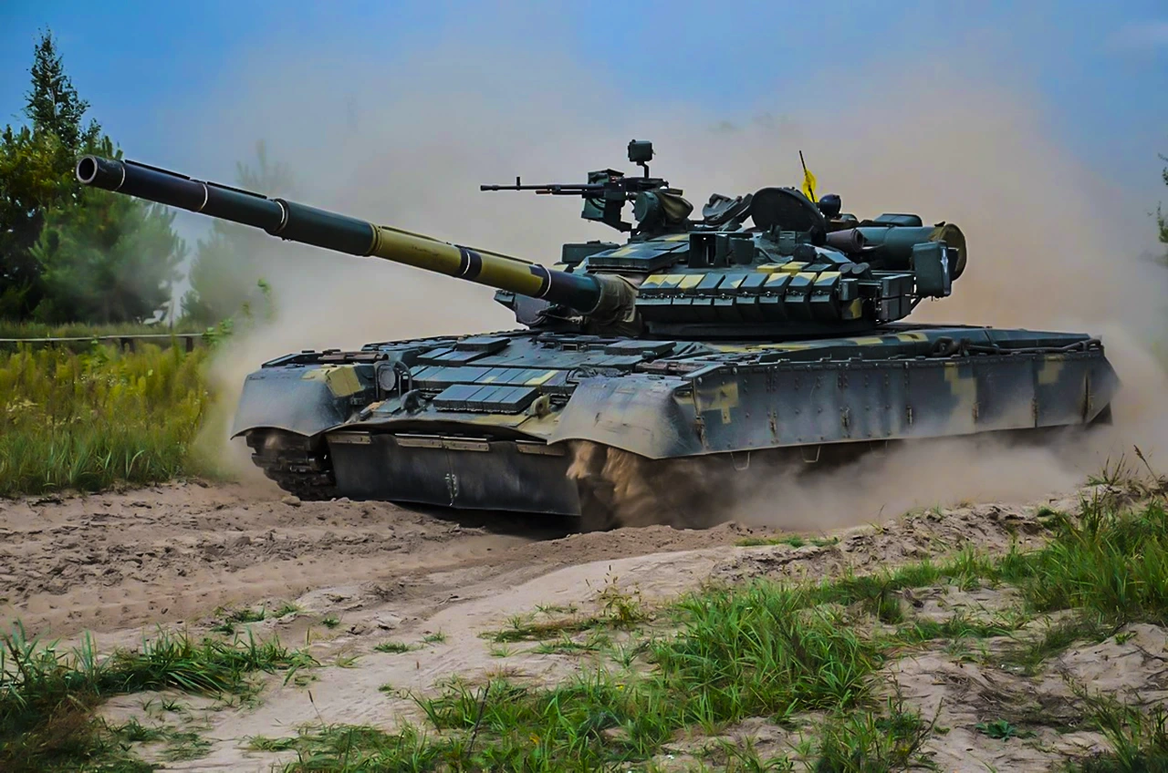 Pakistán evalúa enviar tanques soviéticos T-80 a Ucrania