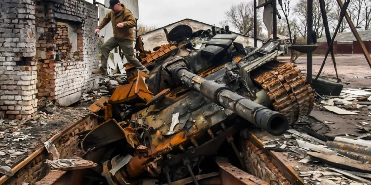 Video muestra un tanque ruso T-72 destruido e incendiado en Ucrania