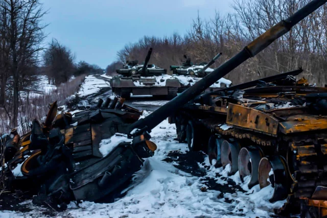 Rusia reemplaza las pérdidas de blindaje por tanques de la era soviética