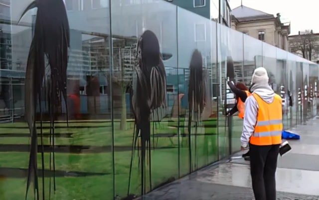Vándalos climáticos rocían con “petróleo” obra de artista israelí en el Parlamento alemán