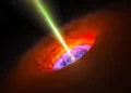Agujero negro supermasivo escapa de su galaxia y deja nuevas estrellas a su paso