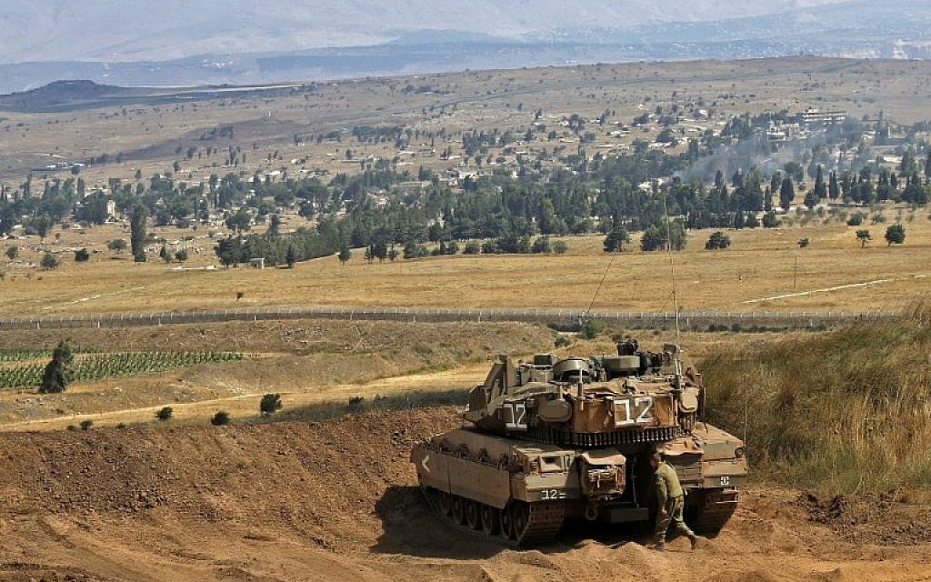 Una imagen tomada el 20 de julio de 2018 en los Altos del Golán muestra un tanque israelí Merkava tomando posición en la frontera entre Israel y Siria. (Foto AFP/Jalaa Marey)