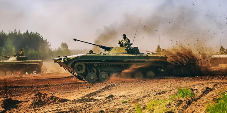 Civiles ucranianos incendian vehículo militar ruso BMP-2