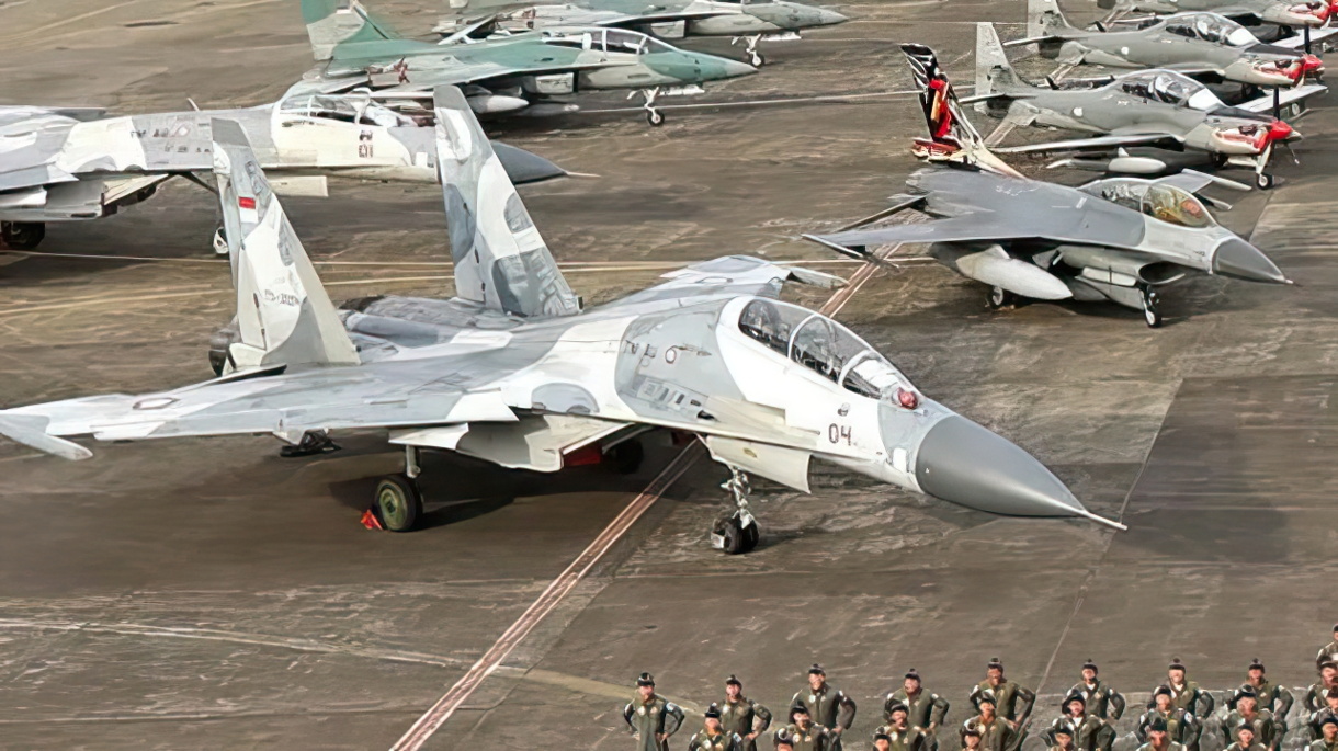 : Indonesia exhibe F-16 y Su-30 juntos en desfile aéreo