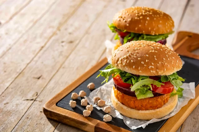 Startup israelí crea hamburguesa a base de proteína de garbanzo