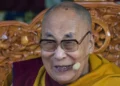 El Dalai Lama se disculpa por polémica petición a un menor