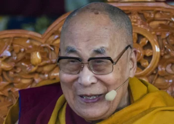 El Dalai Lama se disculpa por polémica petición a un menor