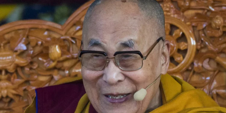 El Dalai Lama se disculpa por polémica petición a un menor