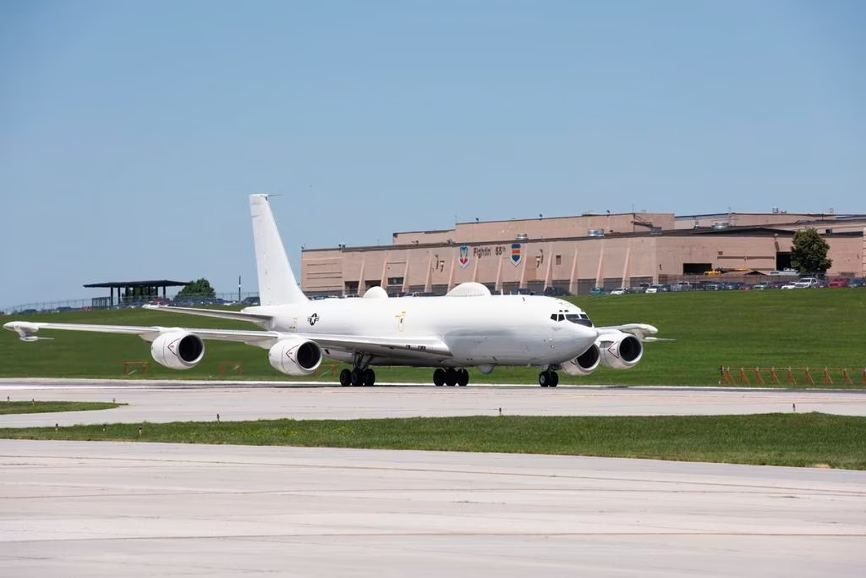 EE. UU. realiza prueba de misil balístico con avión de mando nuclear