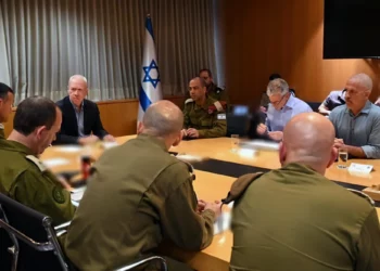El líder de la oposición, Yair Lapid, responde a la escalada de violencia diciendo que, si bien las acciones del gobierno han dañado la disuasión de Israel, el país dará pleno respaldo al gobierno en cualquier respuesta. "El comportamiento extremo e irresponsable del actual gobierno ha provocado un grave daño a la disuasión", tuiteó el líder de Yesh Atid. "Nuestros enemigos juzgan mal nuestra fuerza interior. Cuando se trata de seguridad, no hay oposición ni coalición en el Estado de Israel. Nos mantendremos unidos contra cualquier enemigo. La oposición respaldará plenamente al Gobierno para que las FDI y las fuerzas de seguridad respondan con dureza", afirma Lapid. "Israel debe responder en el momento y el lugar adecuados para nosotros. No debemos hacer el juego a quienes intentan calentar la región durante el mes de Ramadán. En lugar de actuar según el calendario de nuestros enemigos, debemos responder con contundencia y sin piedad según la evaluación que hagan las fuerzas de seguridad de la evolución de la situación", afirma Lapid.