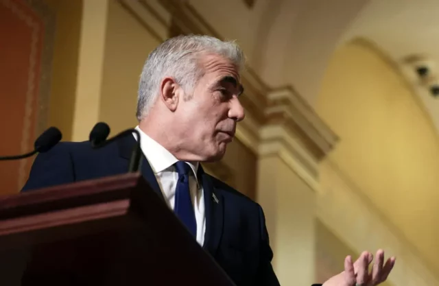 Yair Lapid no deja su oportunismo político ni por la Independencia