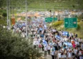 Marcha hacia Evyatar reúne miles, incluidos ministros y miembros de la Knéset