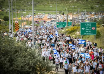 Marcha hacia Evyatar reúne miles, incluidos ministros y miembros de la Knéset