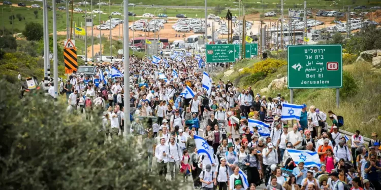 Marcha hacia Evyatar reúne miles, incluidos ministros y miembros de la Knéset