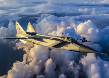El MiG-31 ruso elimina cazas enemigos en simulacros de combate aéreo