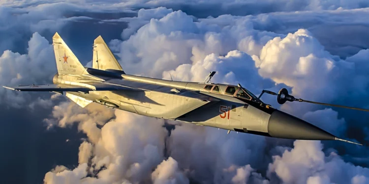 El MiG-31 ruso elimina cazas enemigos en simulacros de combate aéreo