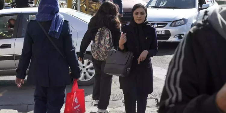 Irán denuncia a dos actrices por no llevar velo obligatorio