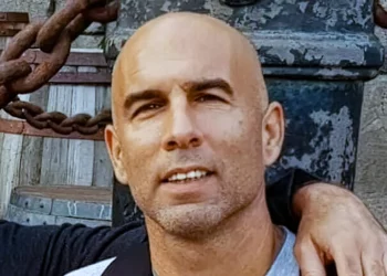 Hallan cuerpo de trabajador en mar tras colapso de grúa