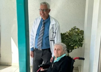 Mujer de 102 años recibe marcapasos en hospital israelí