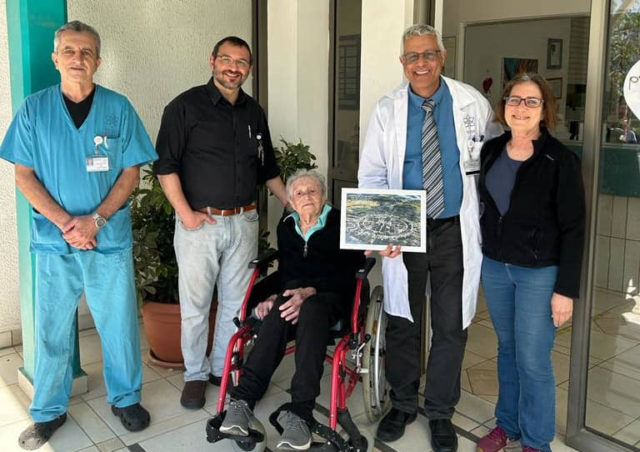 Mujer de 102 años recibe marcapasos en hospital israelí