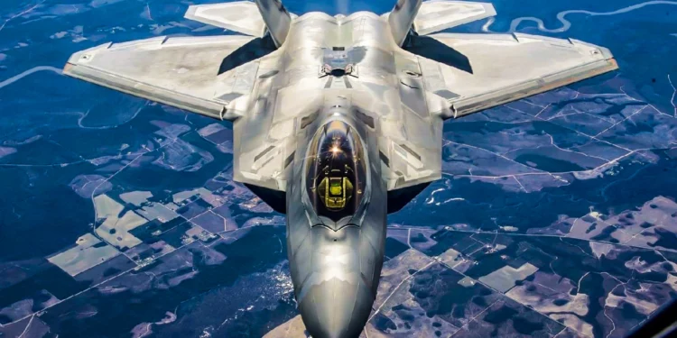 El caza furtivo F-22 Raptor casi fue un bombardero monstruoso