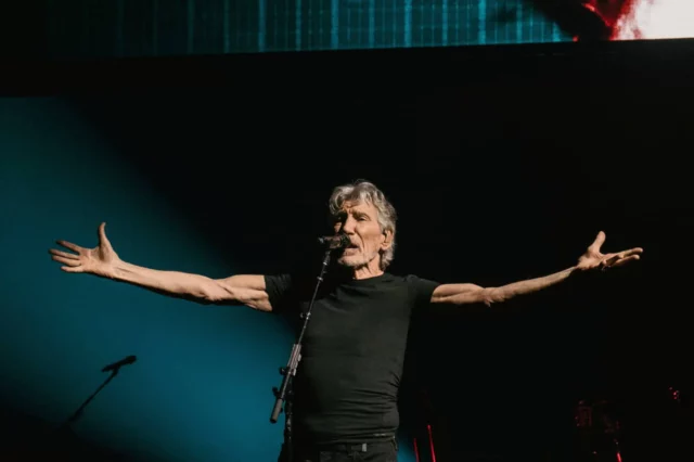 Roger Waters compara a Ana Frank con Abu Akleh en polémico concierto en Berlín