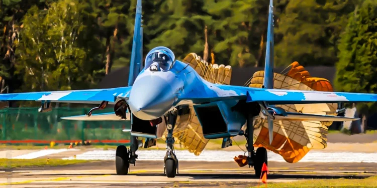 Su-27 despega y aterriza desde una carretera normal