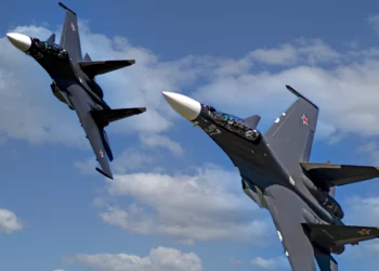 Enfrentamiento aéreo en Grecia: cazas Su-30, F-16 y Rafale desafían defensas enemigas