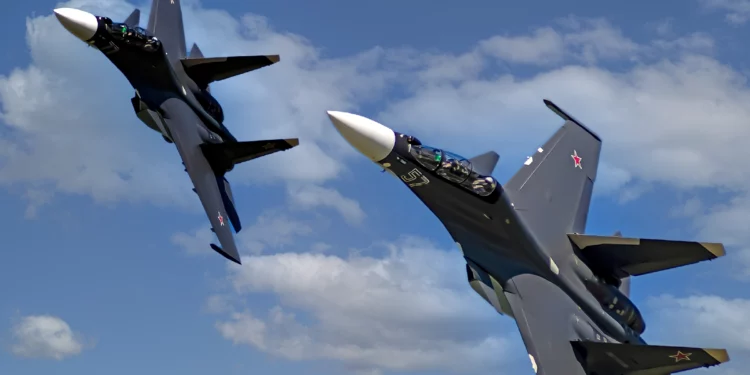 Enfrentamiento aéreo en Grecia: cazas Su-30, F-16 y Rafale desafían defensas enemigas
