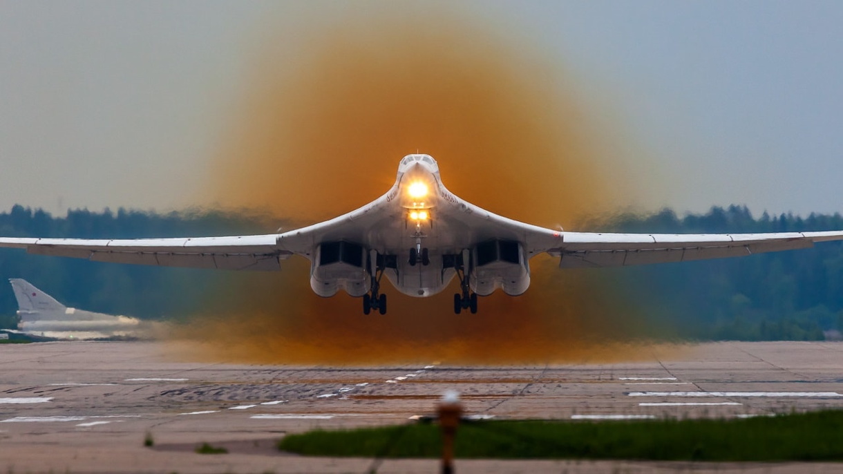 Putin despliega al colosal bombardero Tu-160M Blackjack